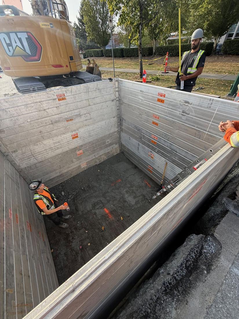 Trench shoring box set in a deep excavation